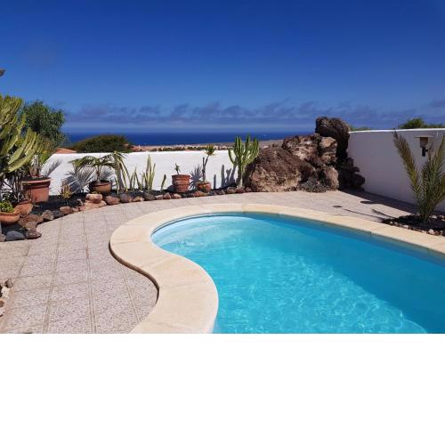 Villa with sea view and pool