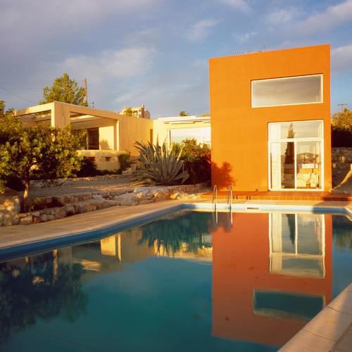Villa with swimming pool and tennis/basketball court