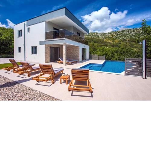 Villa Zora -luxurious villa with heated pool, sauna, 4 bedrooms, 10 persons max