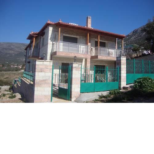 πετρινη villa στην παραλια αλυκυς
