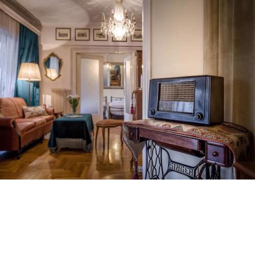Vintage Apartment in the heart of Athens 2 metro stops from Akropolis