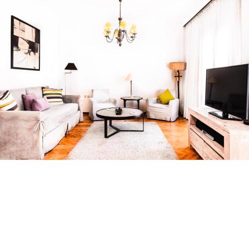 Vintage Apartment overlooking the Αrch