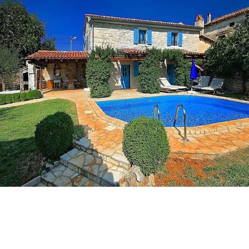 Vintage Holiday Home in Sveti Lovrec with Pool