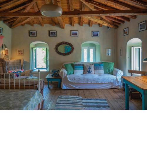 Vintage Stone-built Country Cottage in Richea