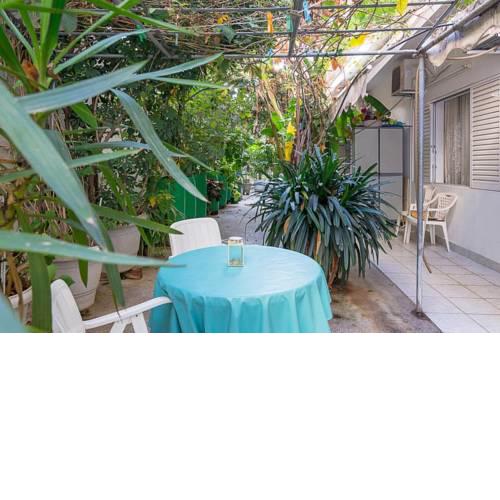 Vintage style apartment with beautiful backyard