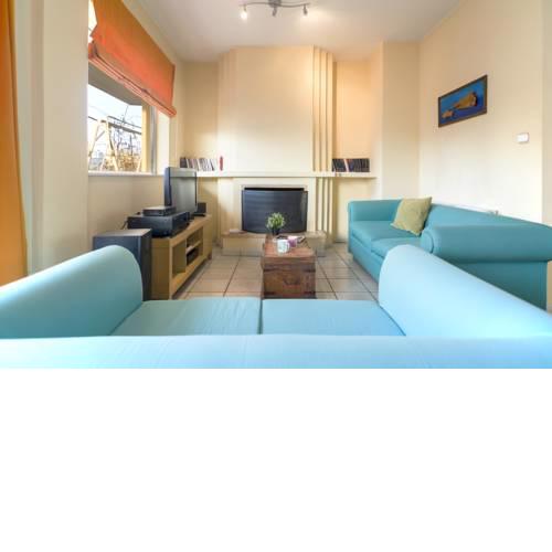Vivid 2BD apt, 3 min walk from metro
