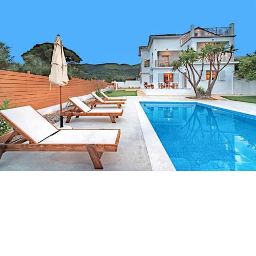 Vougiato Villa Sleeps 10 with Pool Air Con and WiFi
