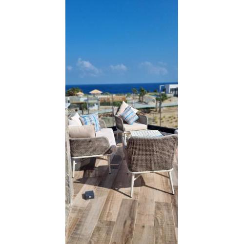 Wadi Jebal Lodge for a family with pool and beach access