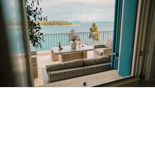 Waterfront luxury apartment
