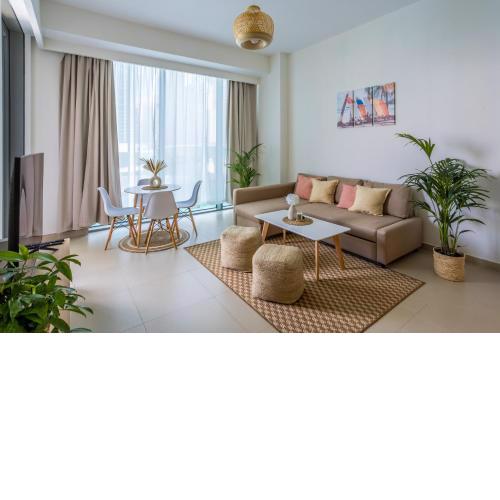 Waves Holiday Home - Waterfront Apartment With Breathtaking Sea Views