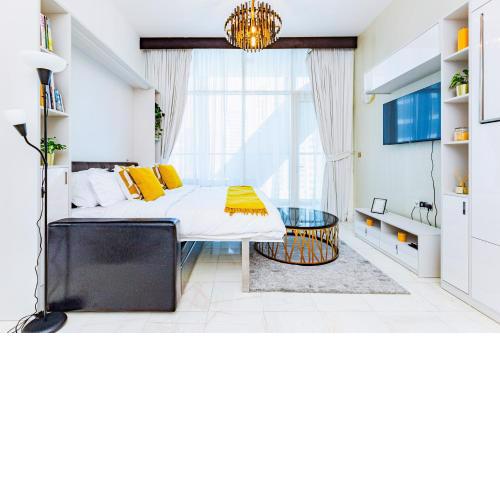 Waves Holiday Homes - Chic Studio With Balcony Overlooking City Views