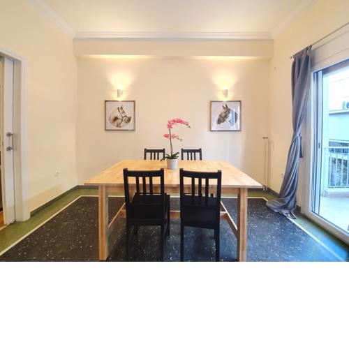 Welcoming 2 Bedrooms Apartment w/TV, 10' to Athens City Center