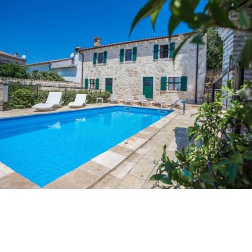 Welcoming Holiday Home in Vrsar with Private Swimming Pool