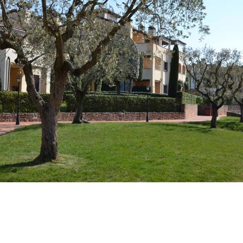 Well-kept apartment with view of the swimming pool