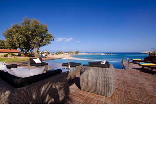 When the pool touches the sea..