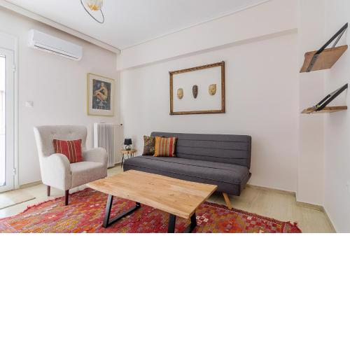 White Apartment w/Balcony in Ampelokipoi