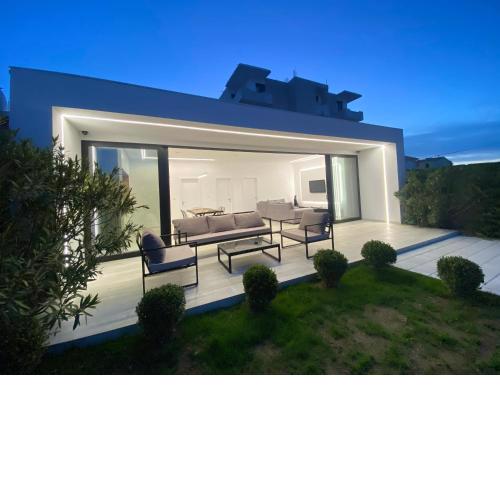 White Beach Villa 2 - Luxury