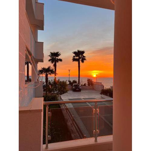 White SideSea View Apartment