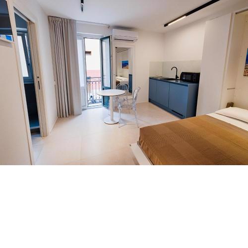 WHITE SUITE