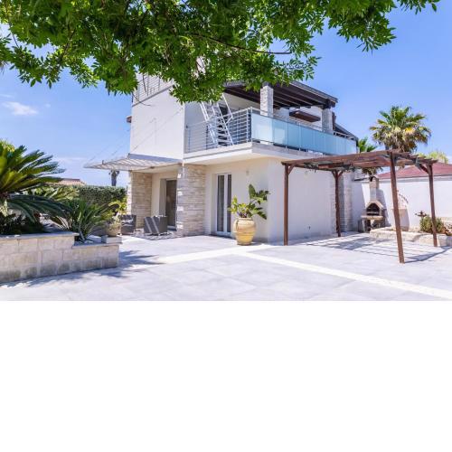 Wonderful Emerald and Gold Apartments with Parking