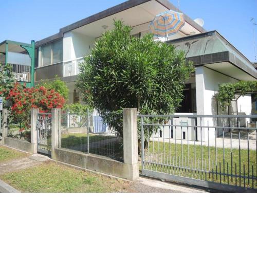 Wonderful villa with private garden 200 metres from the beach
