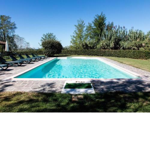 Workers land on estate with pool near Pisa and Florence