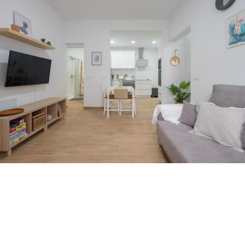 Workfriendly 2BR APT 5 min walk to Beach - Wifi