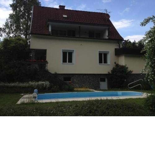 Wunderschönes Ferienhaus in Klagenfurt Am Wörthersee mit Privatem Pool