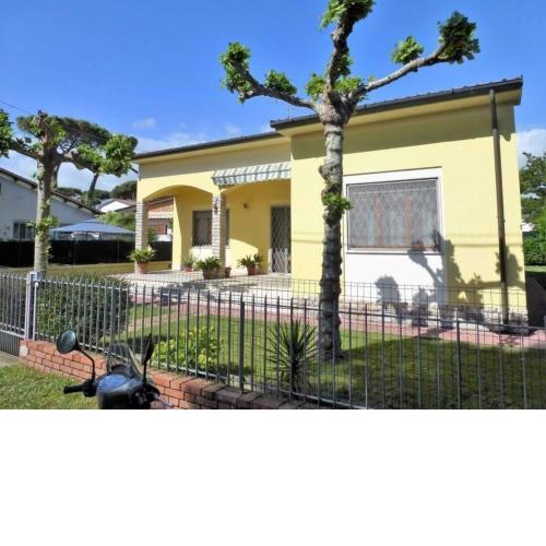 Wunderschönes Ferienhaus in Lido Di Camaiore mit Schönem Garten