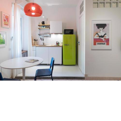 Xenia Apartments - Stylish colorful apt- Upbeat & well-connected area
