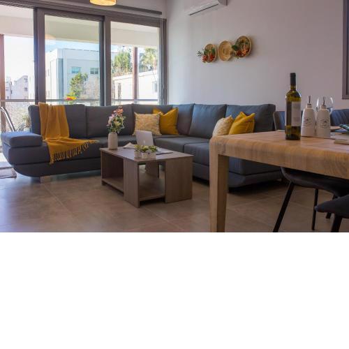 Yellow Mellow 2-BR Apt in Larnaca