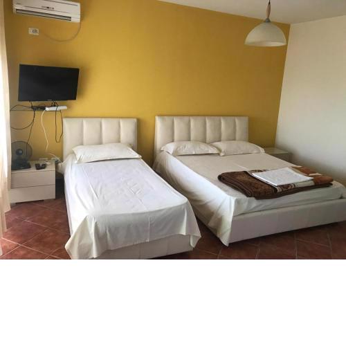 YELLOW ROOM