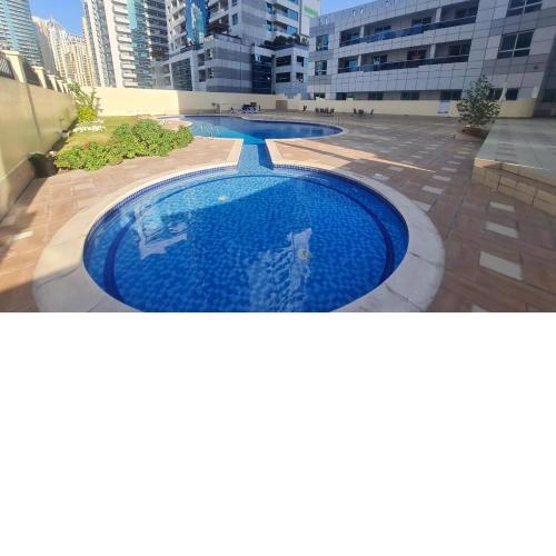 Yellow studio apt 913 hotel in Marina Diamond One