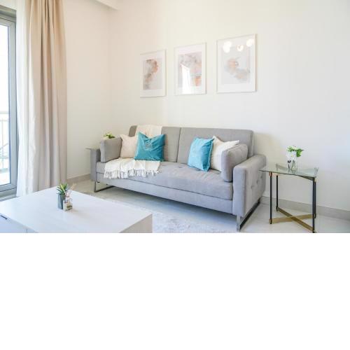 Yogi - Elegant Apartment With Balcony Amidst Vibrant Area