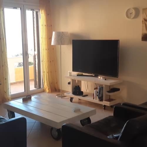 Zeer ruim appartement, met uitzicht op de zee en de bergen. Het appartement maakt deel uit van appartementencomplex ALEXIS op Lefkas in Nikiana.