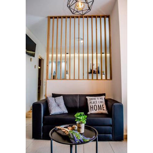 Zefxis: Rail & Port Accommodation #3 Sea View