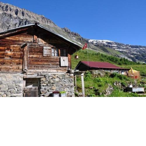 Zimmer in uriger rustikalen Alphütte auf bewirtschafteter Alp hoch in den Bergen, inkl VP
