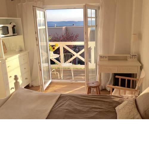 Zimmer mit Bad und Balkon