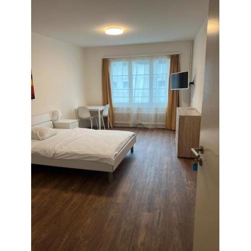 Zimmer mit geteiltem Bad & Küche