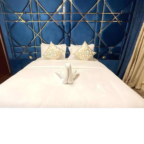 ZINGO-4501 Modern Furnished Apartment near Beach