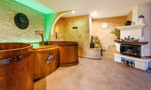 Beskydy blízko ski areálů: Hotel Beskyd s polopenzí, wellness a 50% slevou na pivní či bylinnou koupel
