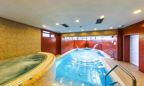 Beskydy: Hotel Hukvaldy *** v rodišti hudebního génia s wellness a bazénem neomezeně + polopenze