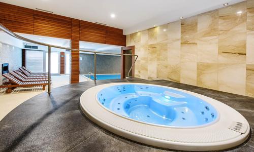 Brněnská přehrada: Hotel Rakovec *** u pláže s polopenzí + vstup do wellness s bazénem a vířivkou