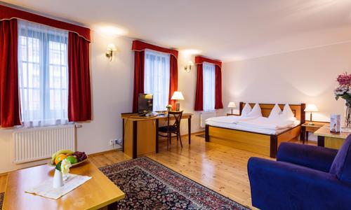 Centrum Karlových Varů v Hotelu Maltézský Kříž *** se snídaní formou bufetu a slevou do muzea a na masáže