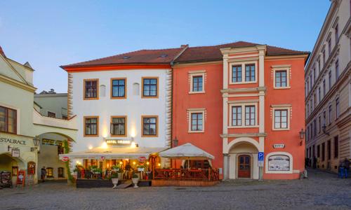 Český Krumlov luxusně v Hotelu Grand **** s neomezenou konzumací vína, sektem a polopenzí + dítě zdarma