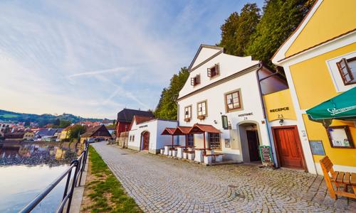 Český Krumlov: Romantický Hotel Vltavská pohádka *** v pokoji Deluxe s polopenzí + 2 děti do 10 let zdarma