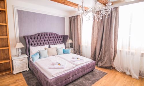 Český Krumlov: Romantika v Hotelu Krumlovská pohádka *** v pokoji Deluxe s láhví vína a parádní polopenzí