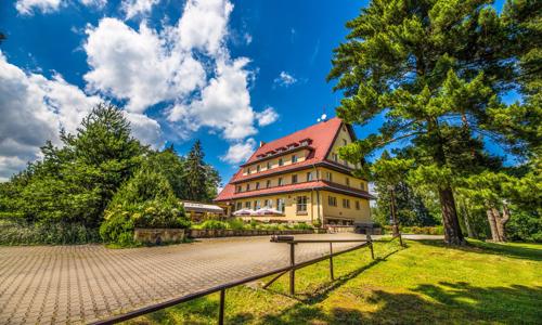 Český ráj: Jaro a léto v Parkhotelu Skalní město *** s 50% slevou na vířivku a polopenzí + víno neomezeně