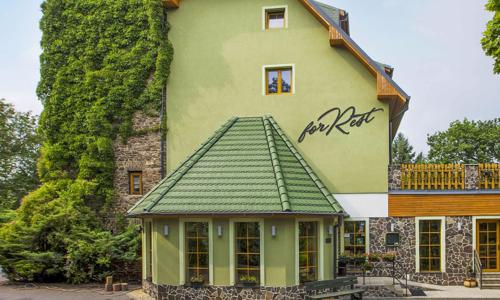 Chomutov v přírodě a nedaleko centra: Hotel Forrest *** s privátním wellness, relaxační masáží a polopenzí