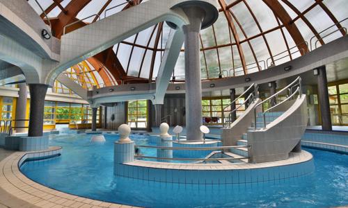 Eger jen 400 m od termálních lázní v Hotelu Unicornis *** s plnou penzí, neomezeným wellness a masáží